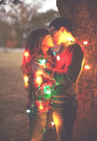 Winter-Engagement-Photo-Shoot-and-Poses-Ideas-1